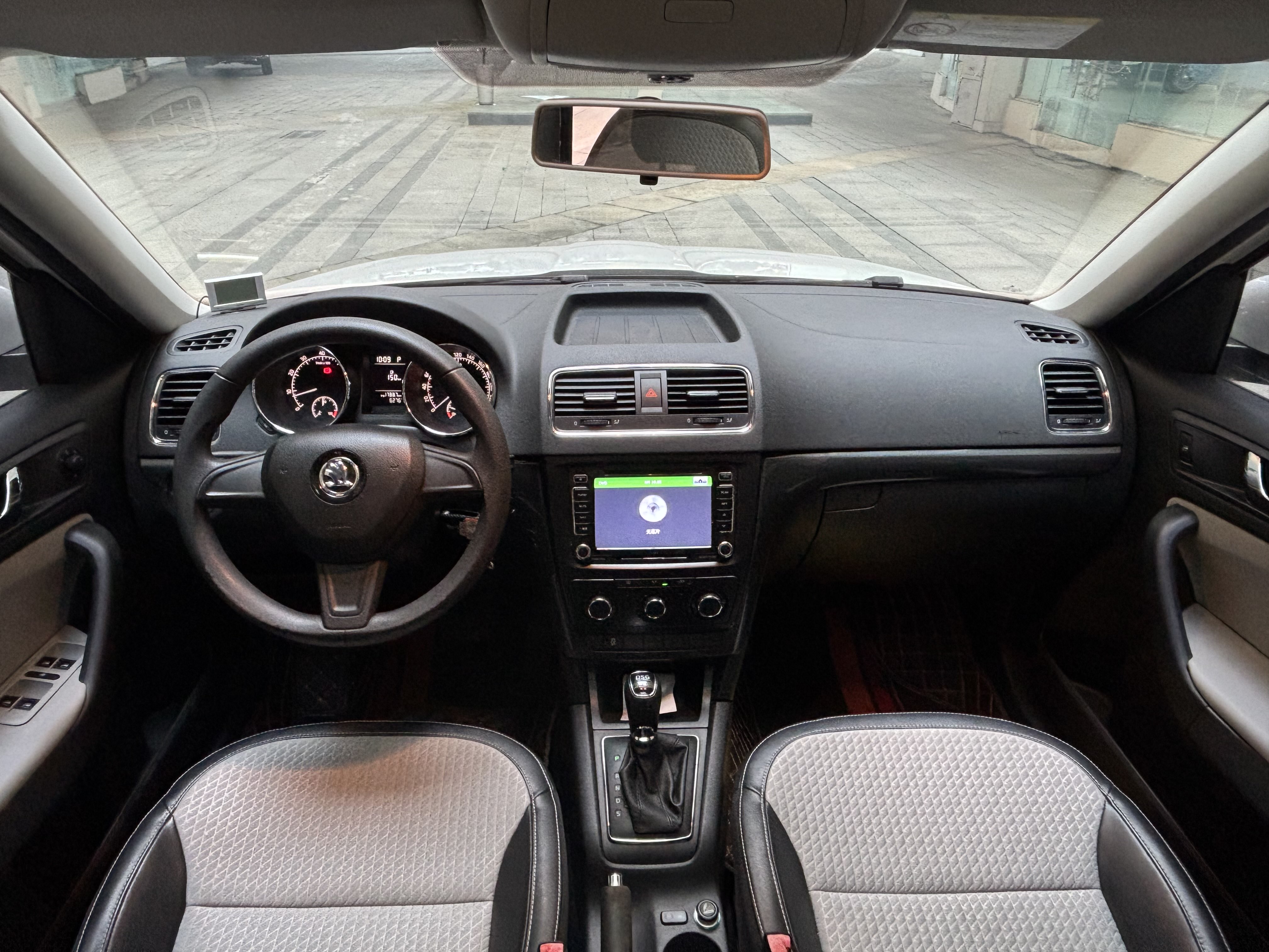 Skoda Yeti 2015 car image #12