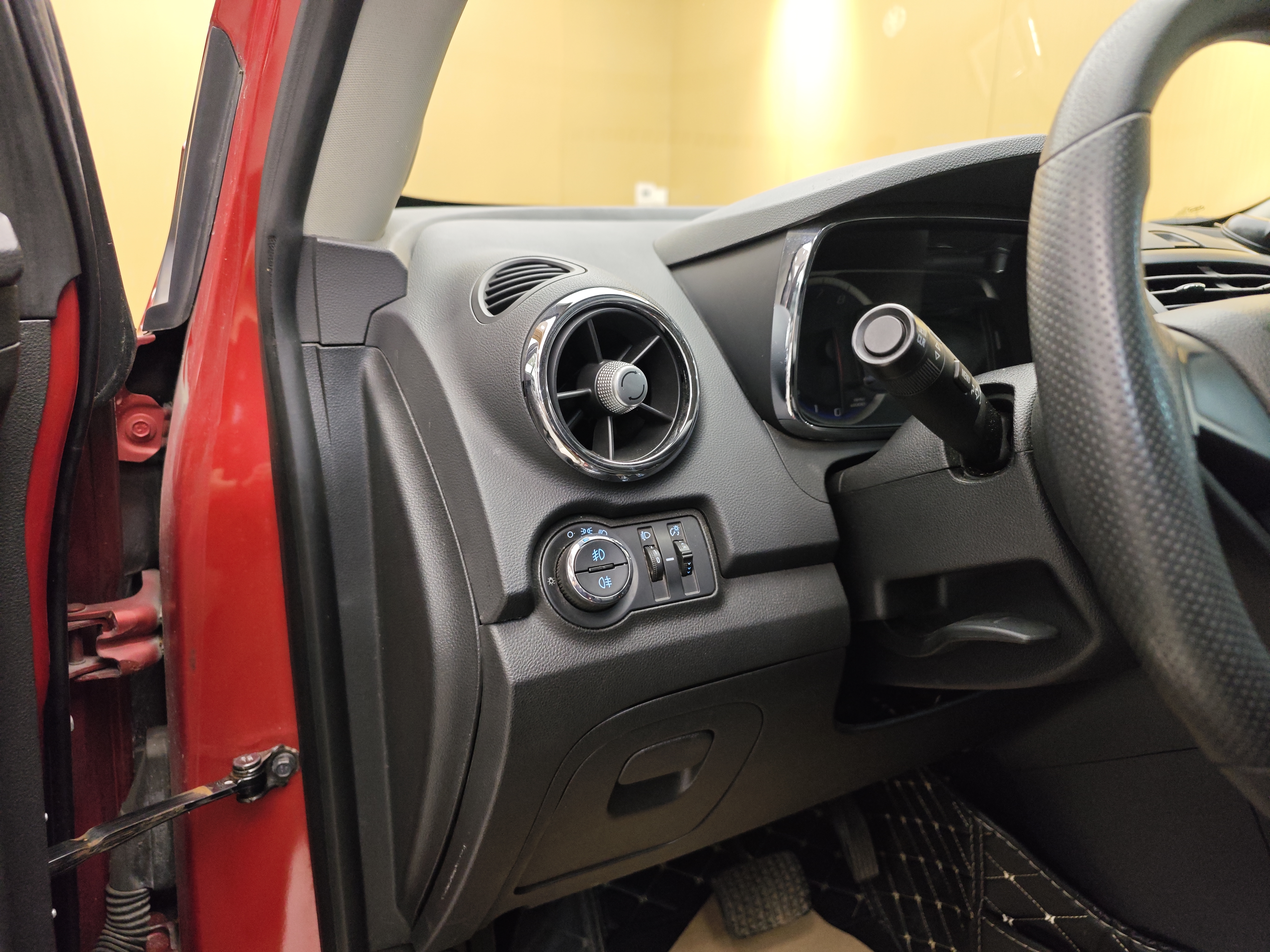 Chevrolet Tracker 2015 صورة سيارة #12