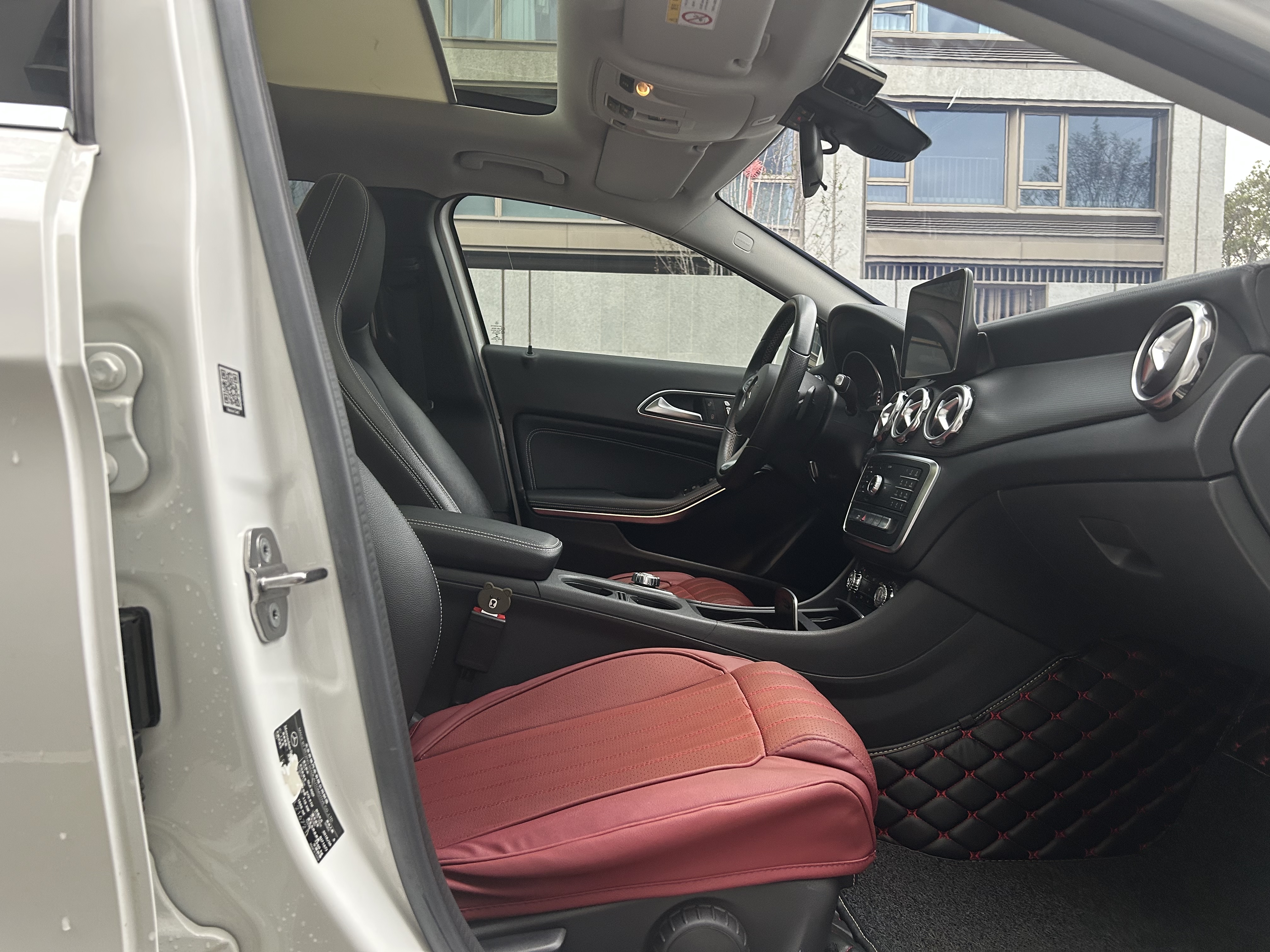 Mercedes-Benz GLA Class 2018 car image #12