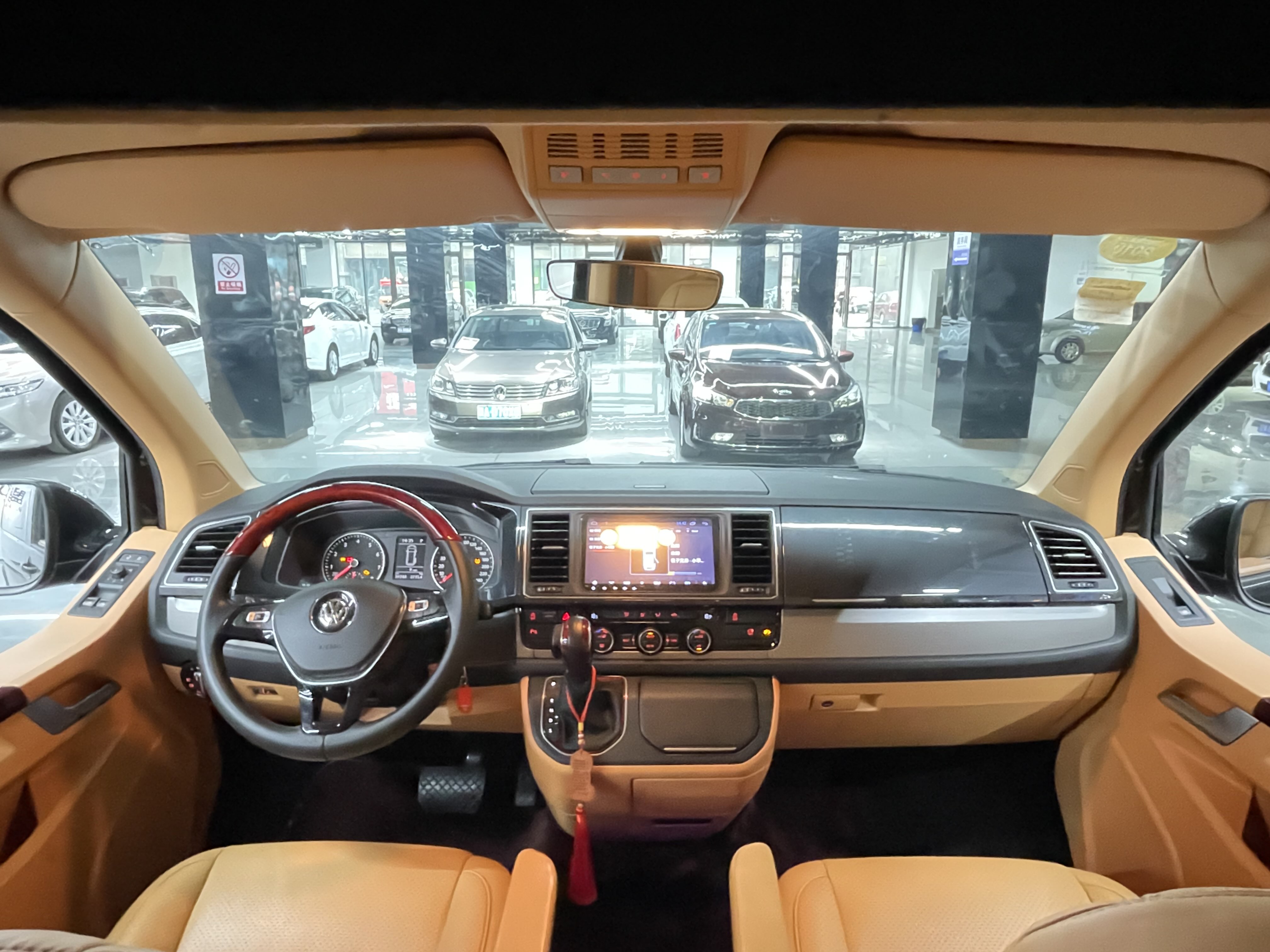 Volkswagen Caravelle 2018 immagine di auto #12