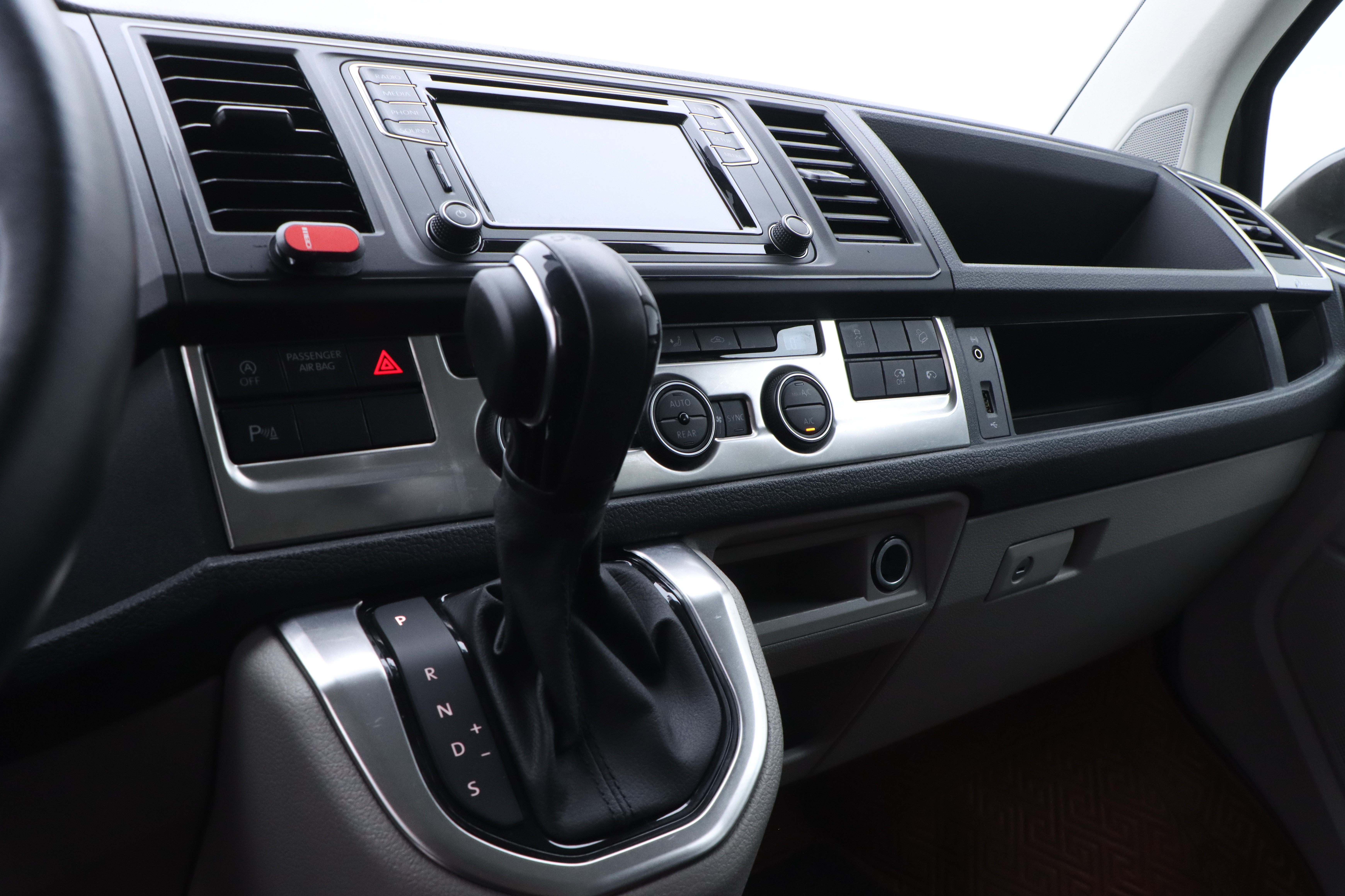 Volkswagen Caravelle 2018 immagine di auto #12