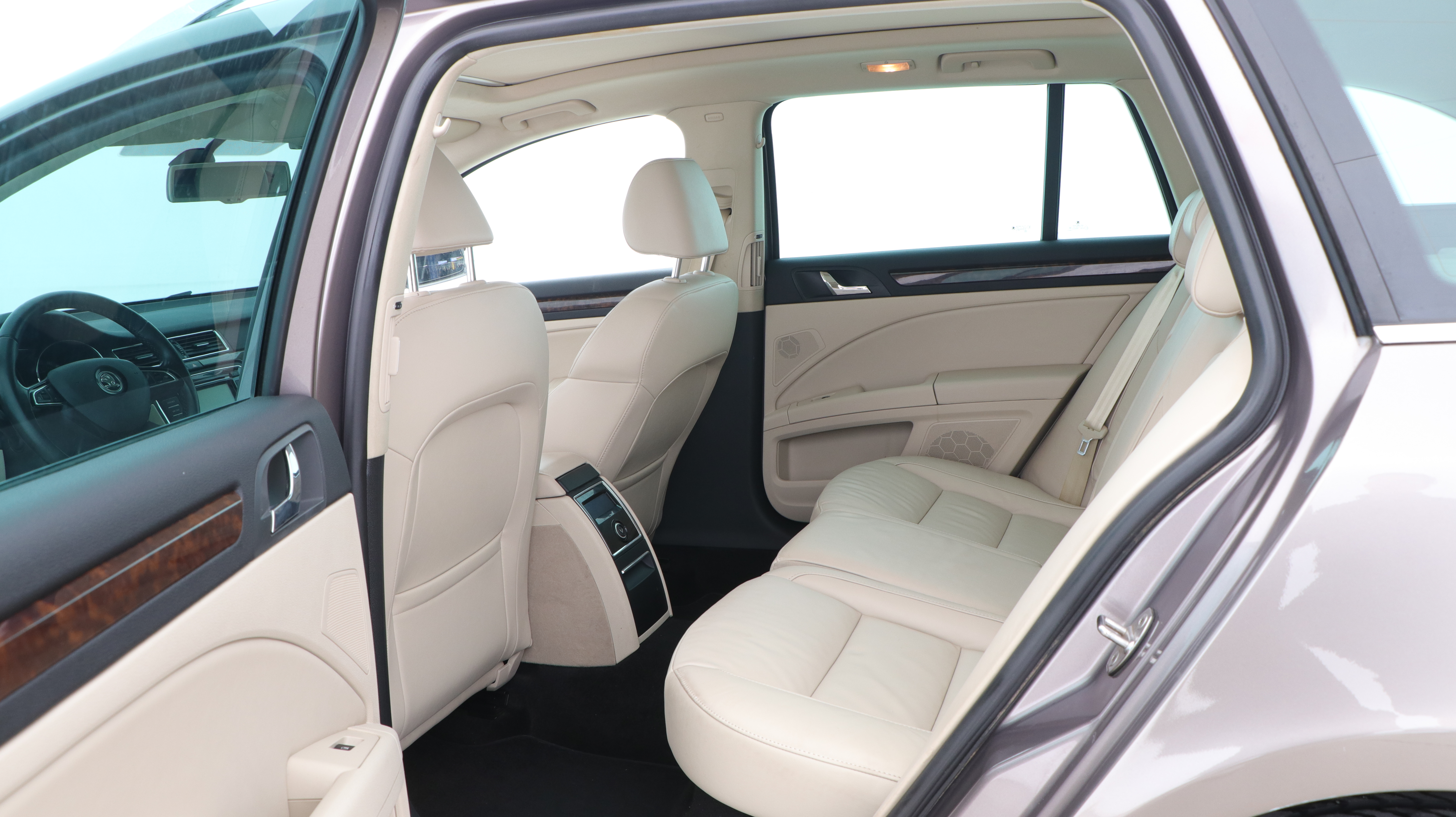 Skoda Superb Combi 2014 car image #12