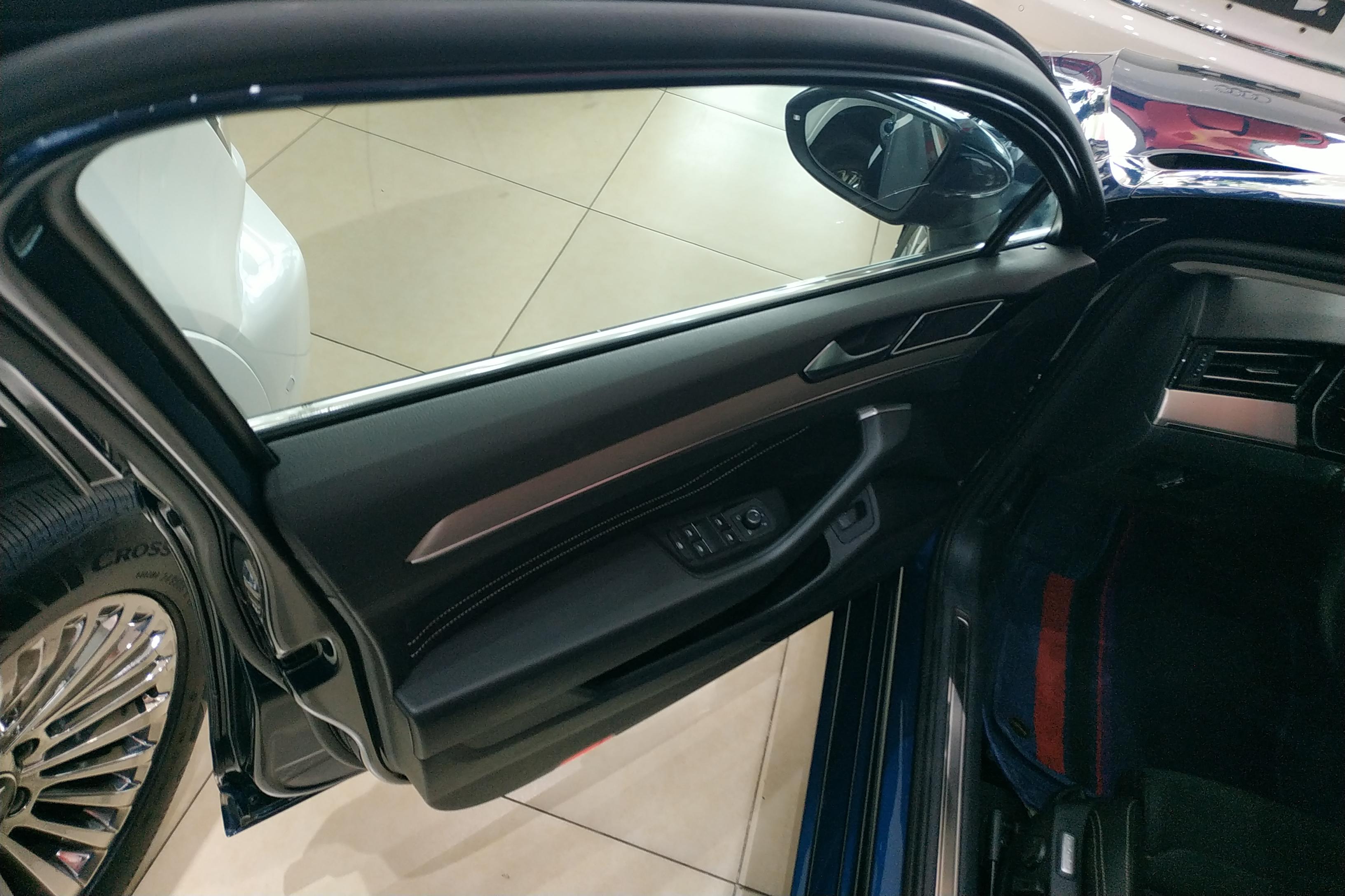 Volkswagen Passat Variant 2023 immagine di auto #12