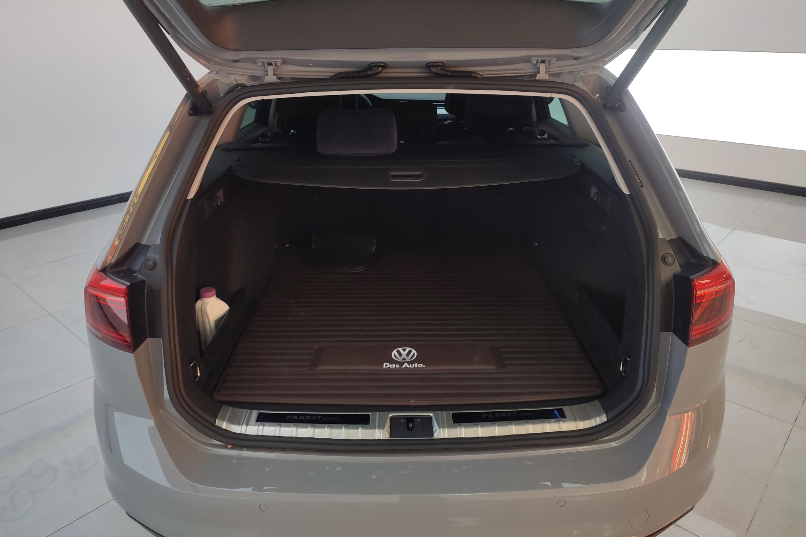 Volkswagen Passat Variant 2022 immagine di auto #12