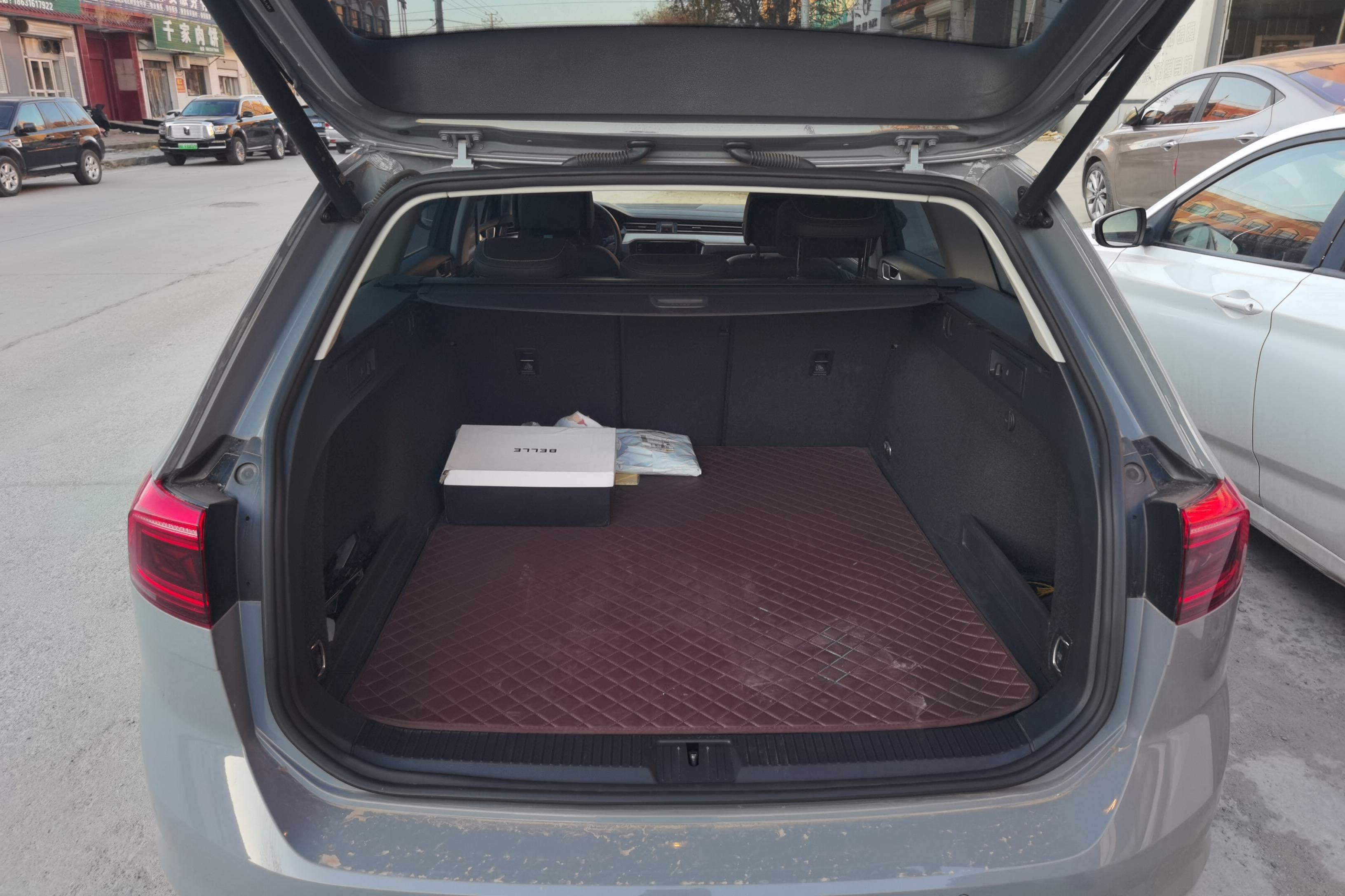 Volkswagen Passat Variant 2023 immagine di auto #12