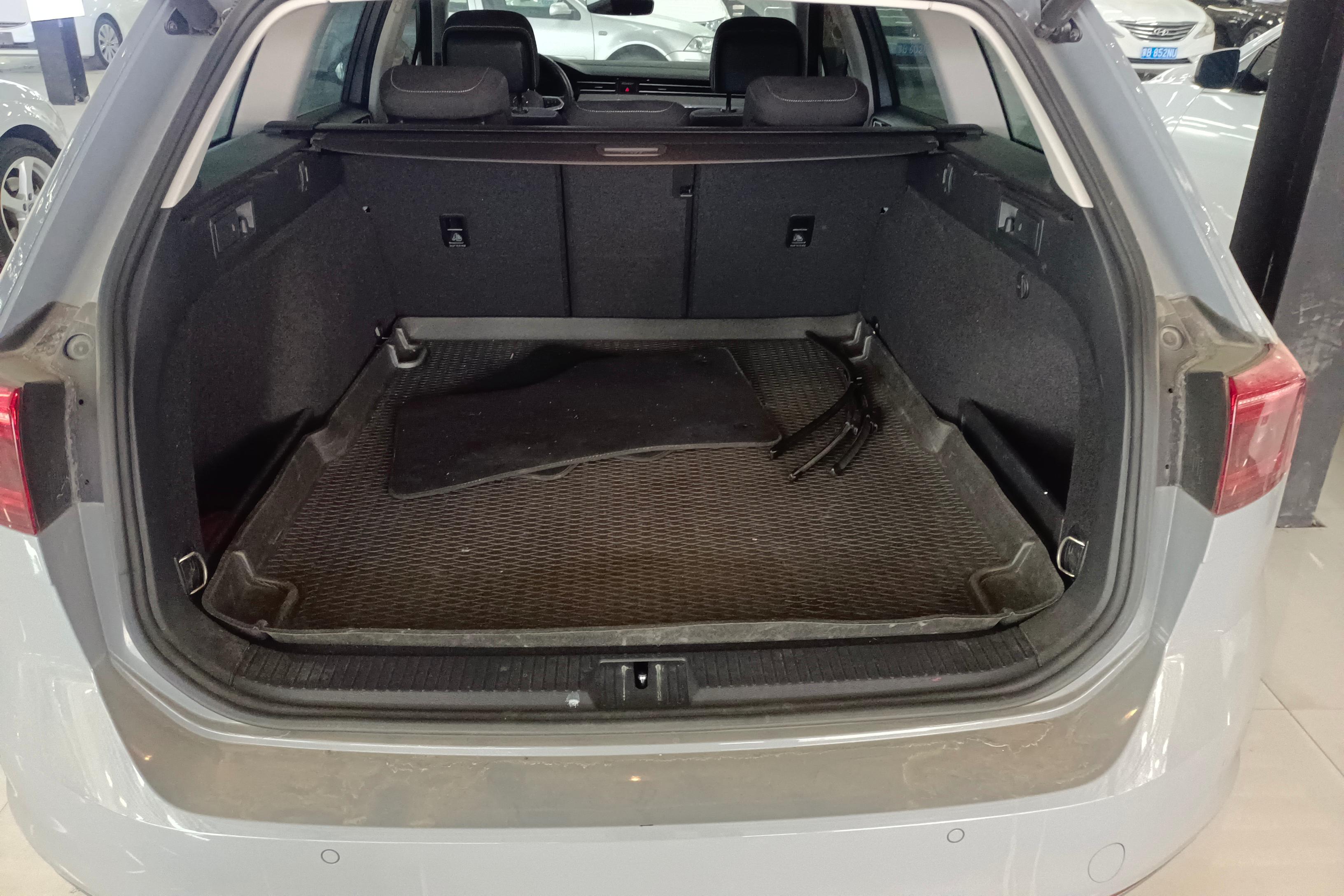 Volkswagen Passat Variant 2023 immagine di auto #12