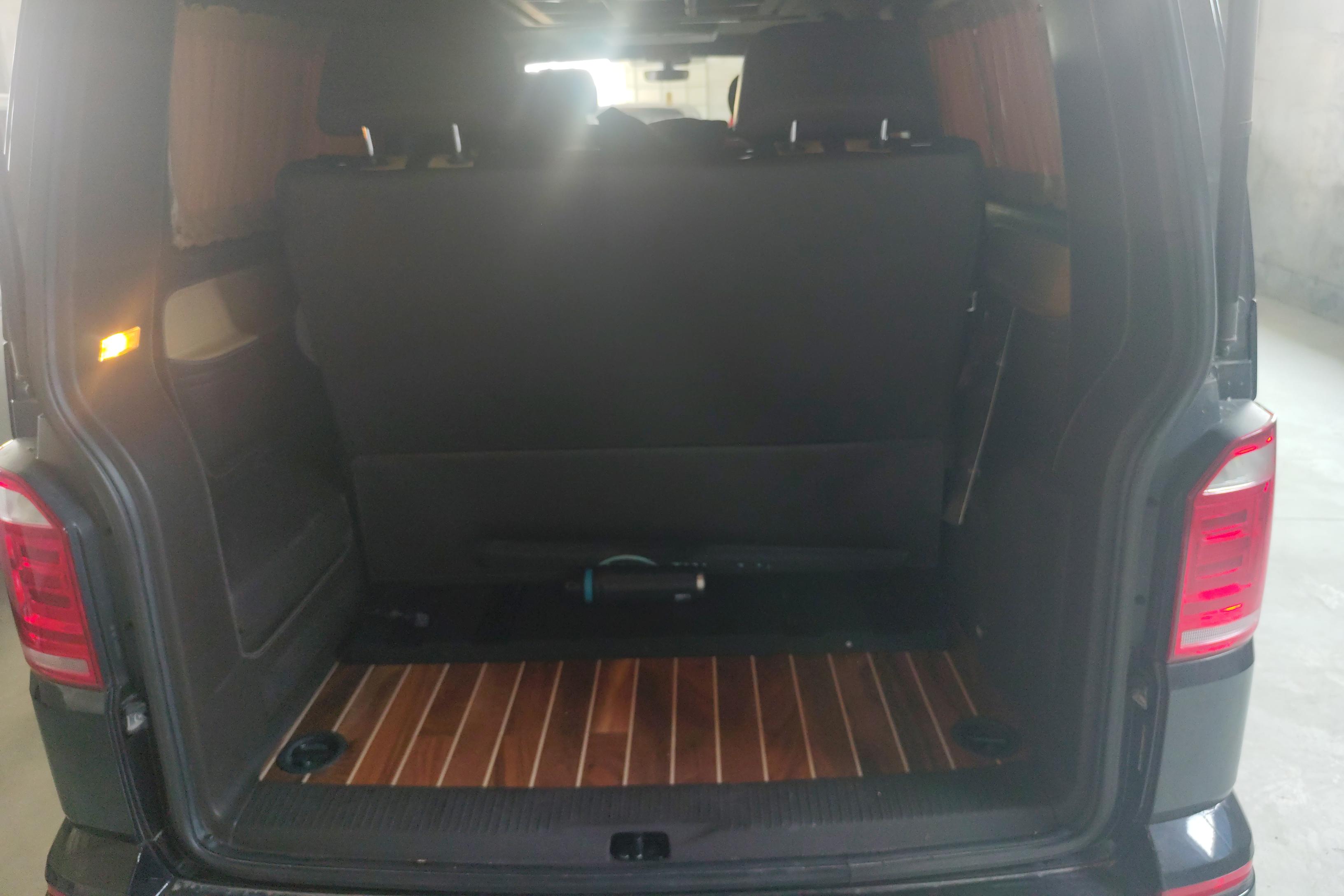 Volkswagen Caravelle 2018 car image #12