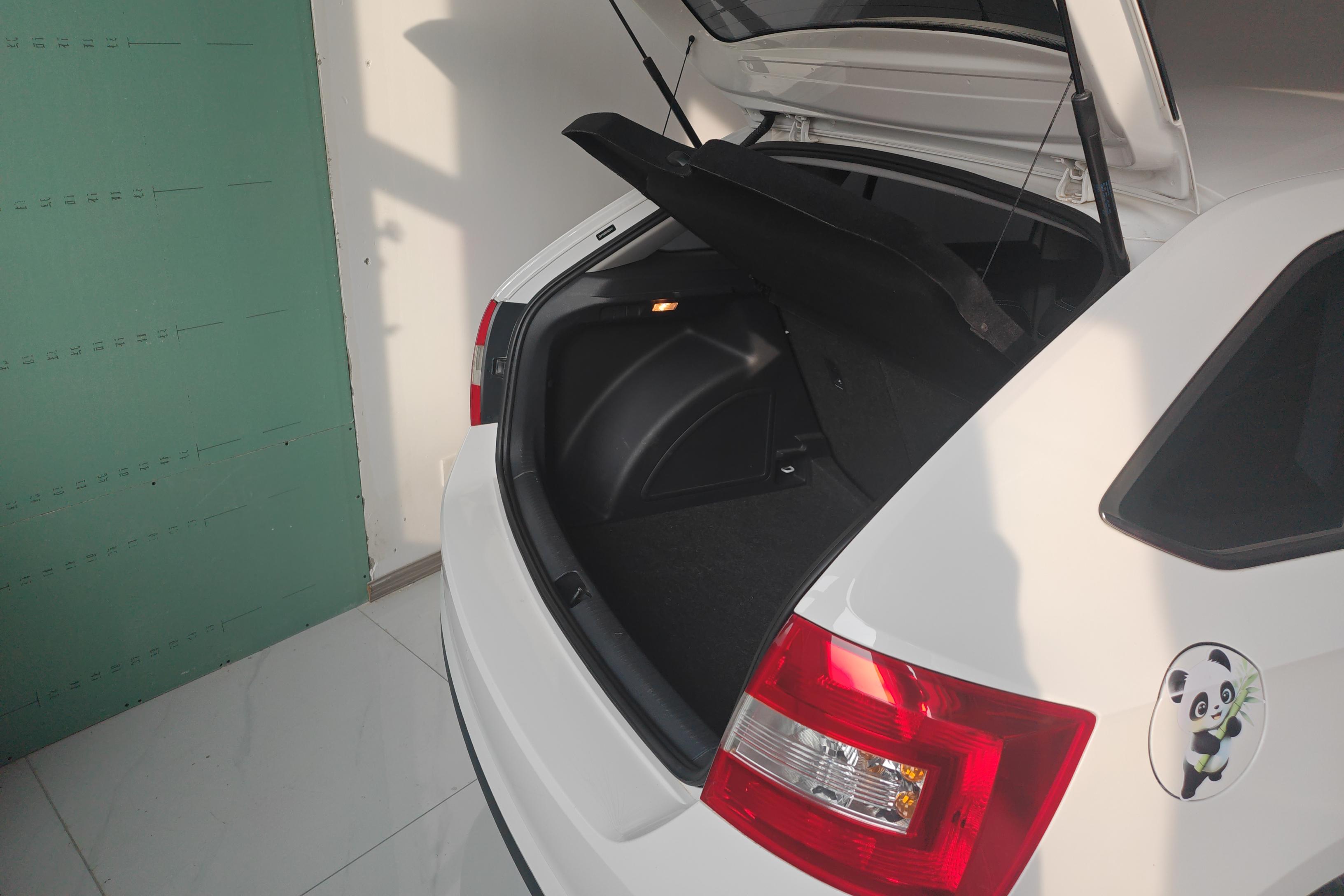 Skoda Rapid Spaceback 2017 car image #12