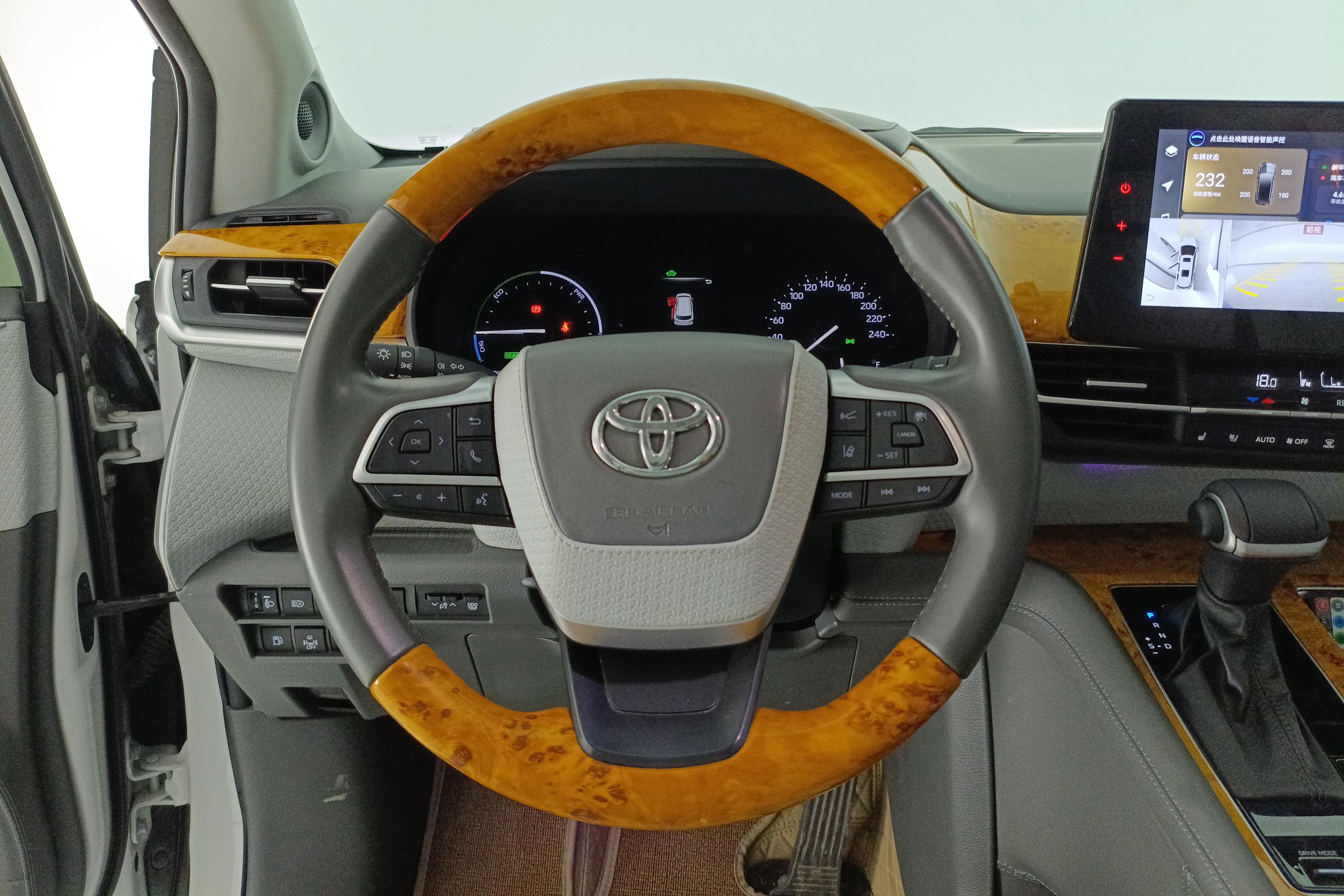 Toyota Granvia 2023 car image #12