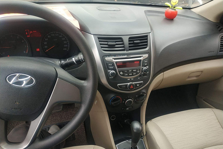 Hyundai Reina 2016 car image #12