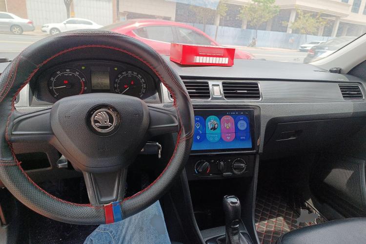 Skoda Rapid Spaceback 2015 car image #12