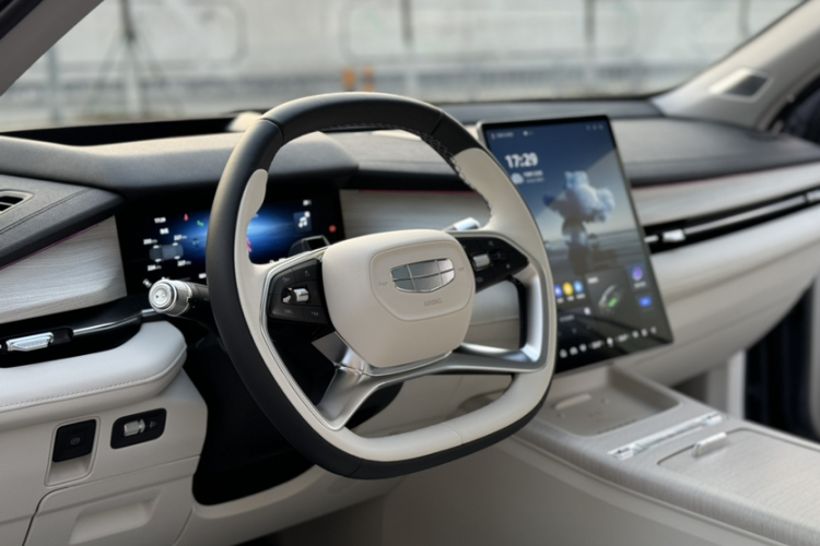 GEELY PrefaceL 2023 car image #12