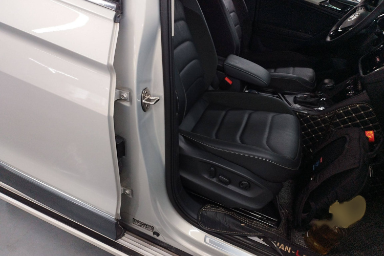 Volkswagen Tiguan L 2021 car image #12