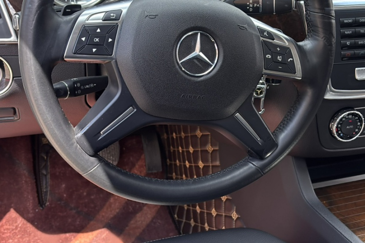Mercedes-Benz M Class 2015 car image #12