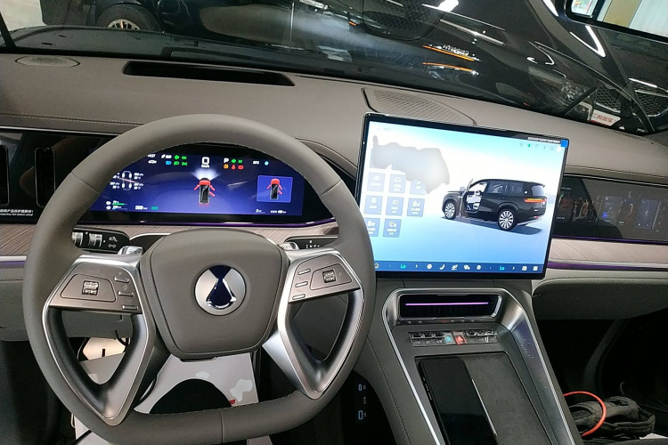 Denza N9 2025 car image #12