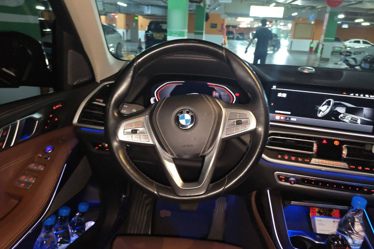 BMW X7 M60i 2021 car image #12