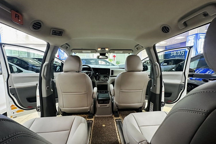 Toyota Sienna 2020 immagine di auto #12