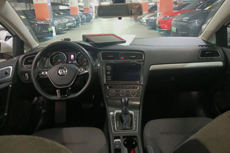 Volkswagen Golf Pure Electric 2020 car image #12