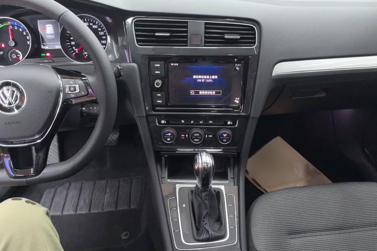 Volkswagen Golf Pure Electric 2021 car image #12