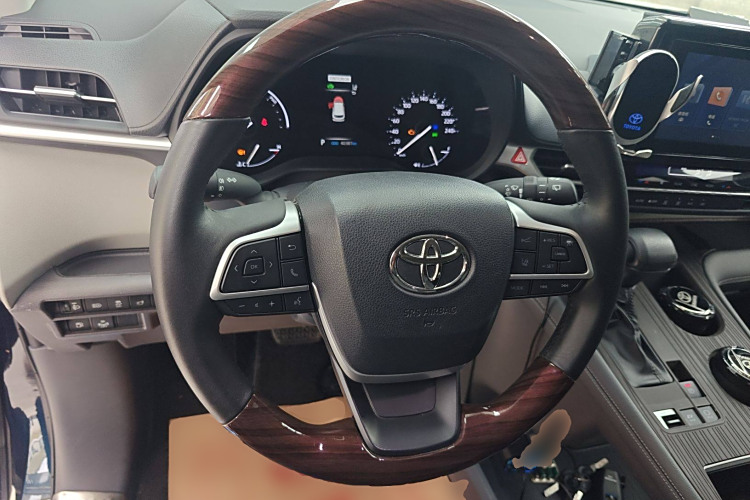 Toyota Granvia 2023 immagine di auto #12