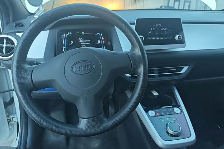 BYD e1 2019 car image #12