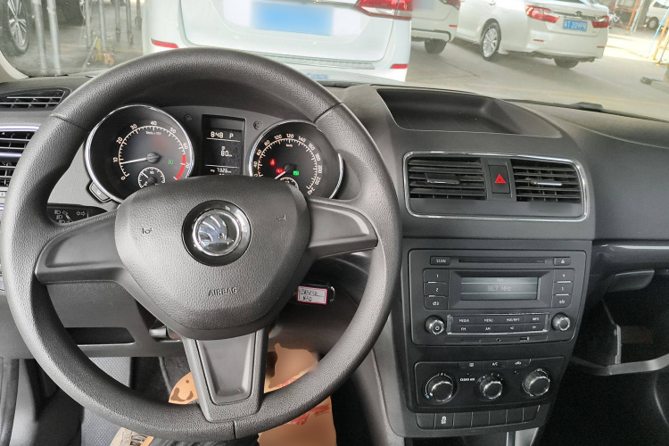 Skoda Yeti 2018 car image #12