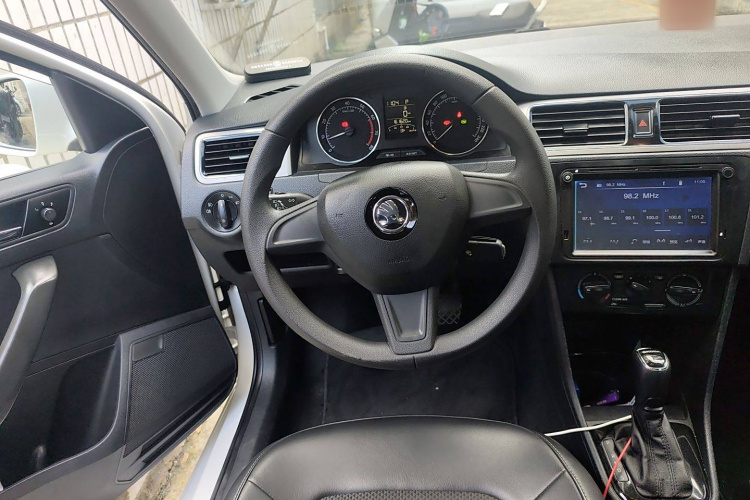 Skoda Rapid Spaceback 2016 car image #12