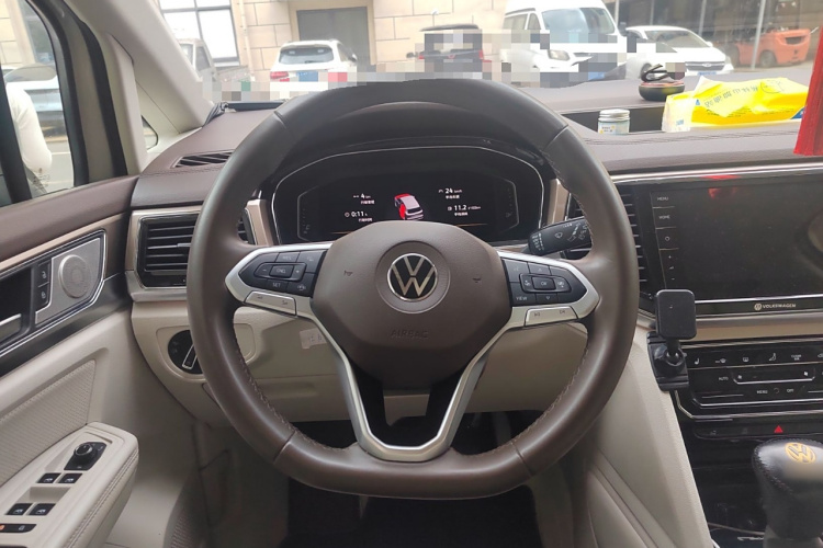 Volkswagen Viloran 2020 car image #12