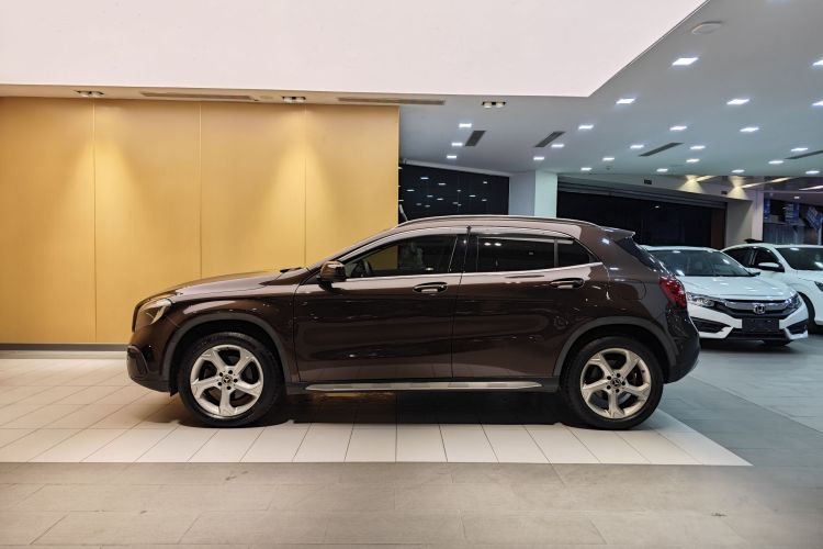 Mercedes-Benz GLA Class 2018 immagine di auto #12