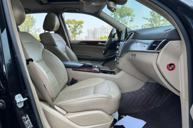 Mercedes-Benz M Class 2015 car image #12