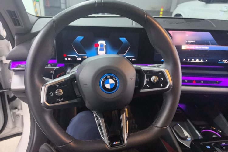 BMW i5 M60 2024 car image #12