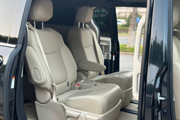 Toyota Granvia 2023 car image #12