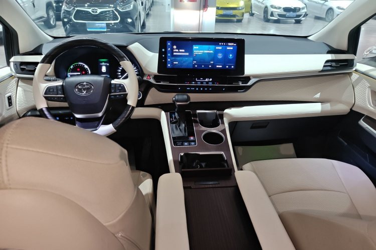 Toyota Granvia 2023 immagine di auto #12