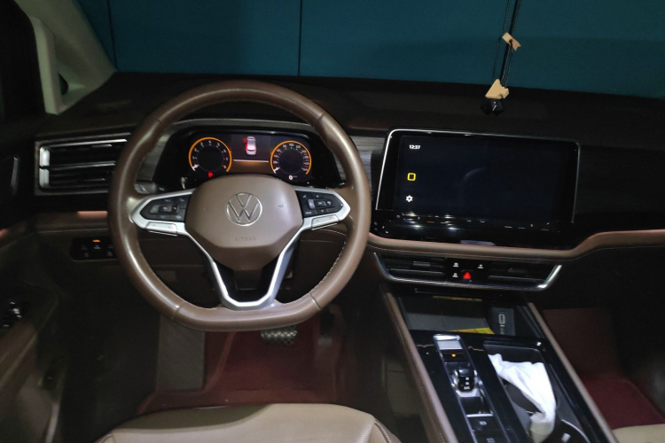Volkswagen Viloran 2022 immagine di auto #12