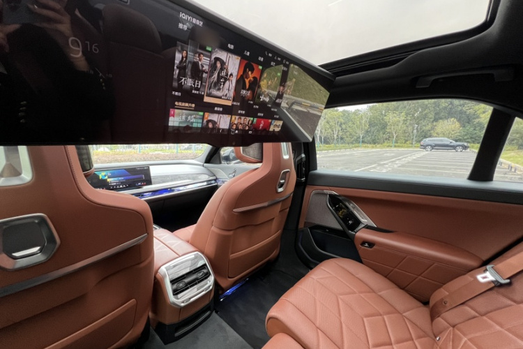 BMW i7 M70L 2024 car image #12