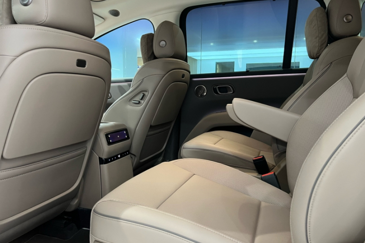 Li i8 2025 image de voiture #12