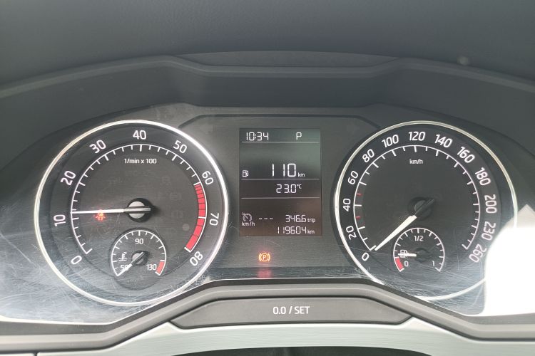 Skoda Superb 2018 car image #12