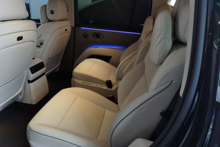 Li i8 2025 image de voiture #12