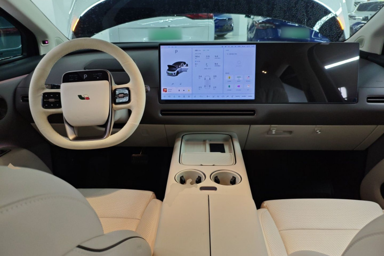 Li i8 2025 image de voiture #12