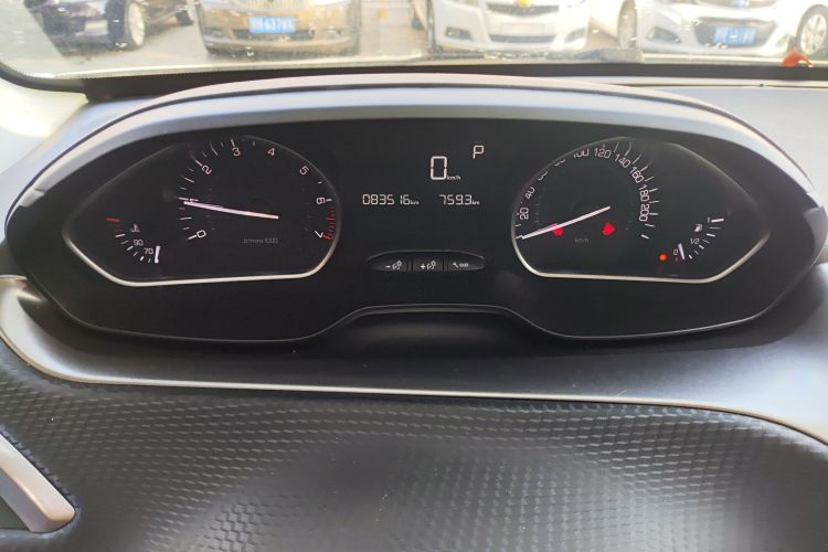 Peugeot 2008 2018 image de voiture #12