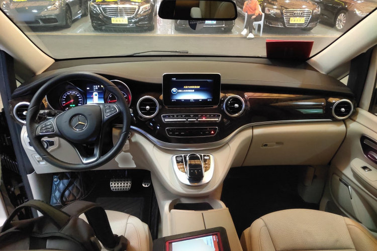 Mercedes-Benz V Class 2020 immagine di auto #12