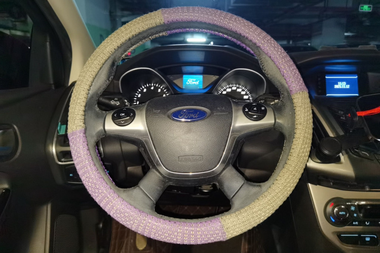 Ford Focus (Imported) 2015 #12 Ford Focus (Imported) 2015 car image #12