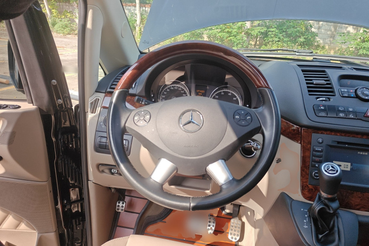 Mercedes-Benz Viano (Imported) 2015 car image #12