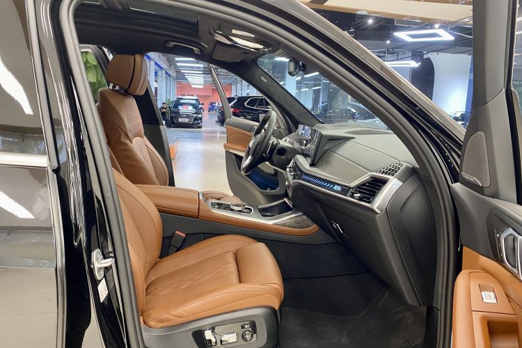 BMW X7 M60i 2024 car image #12