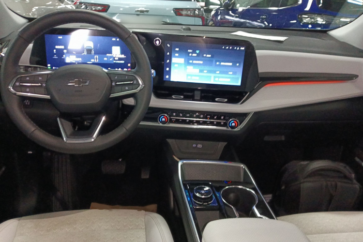 Chevrolet Equinox Plus 2025 car image #12