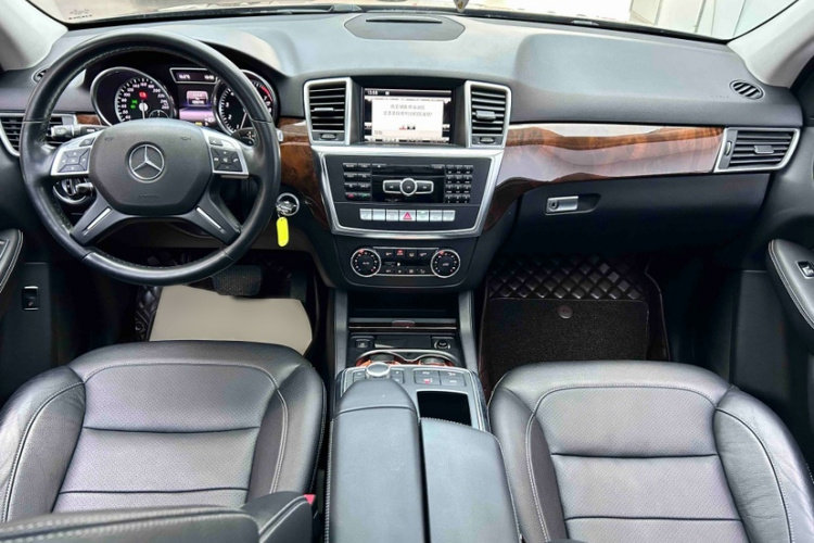 Mercedes-Benz M Class 2015 car image #12