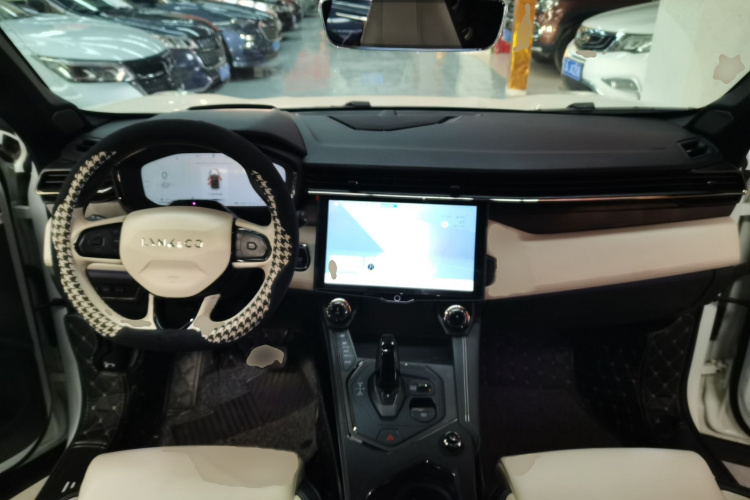 Lynk & Co 01 EM-P 2022 car image #12