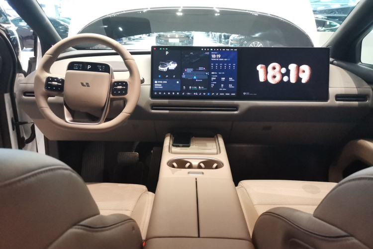 Li i6 2025 image de voiture #12