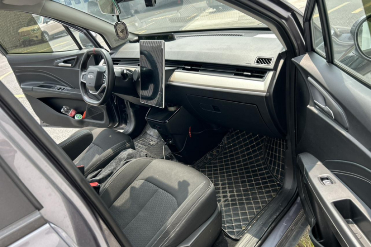 哪吒汽车 哪吒V 2021 汽车图片 #12