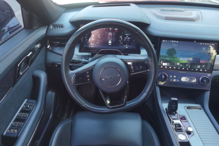 Lynk & Co 09 2022 car image #12
